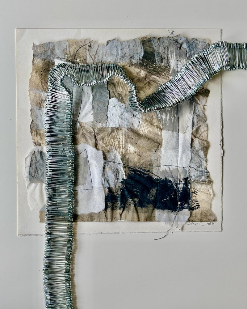 Arbeit aus der Ausstellung „Fragile Fixierung“: Collage aus Papier und Farbe mit Draht
