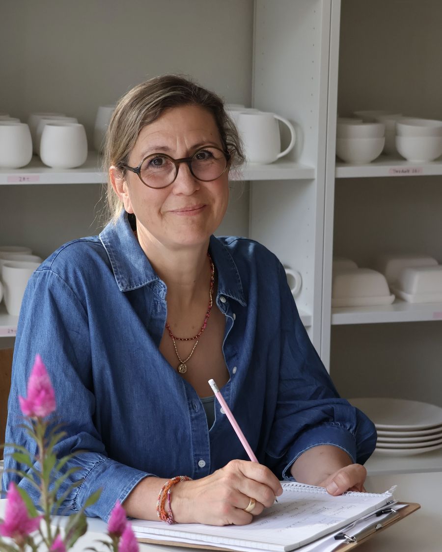 Miriam Saric am Tisch in ihrem Atelier